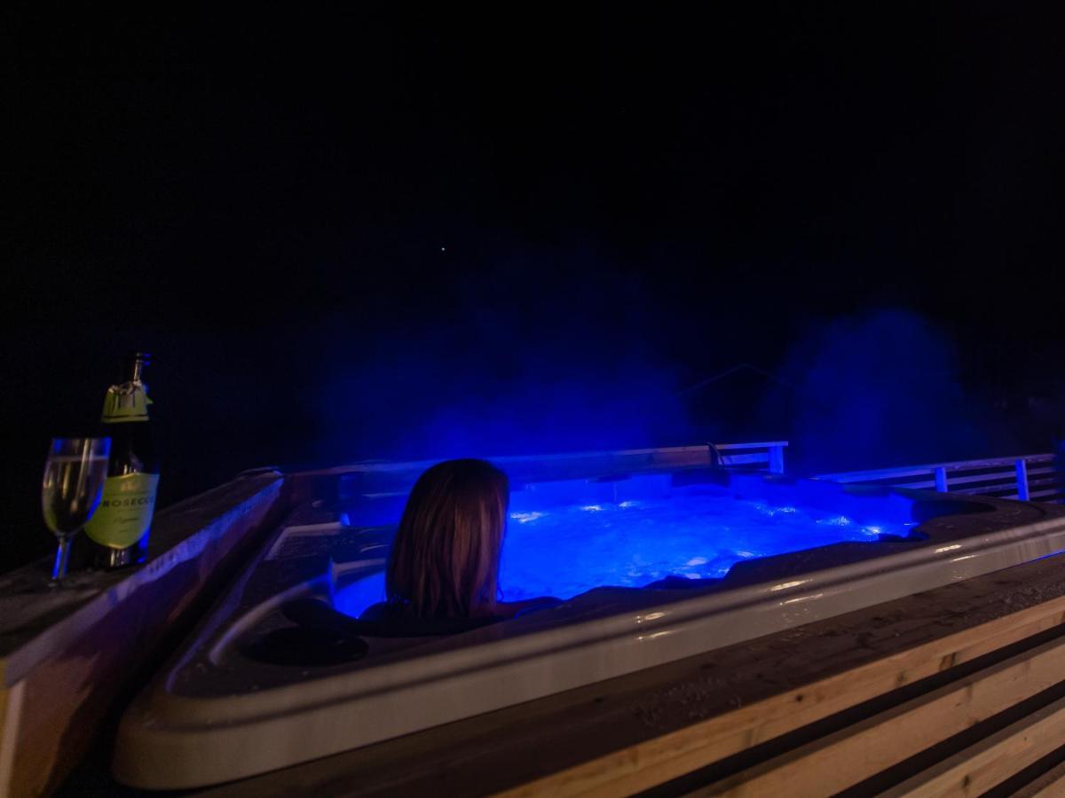 Arctic Lodge Tromvik With Jacuzzi ترومسو المظهر الخارجي الصورة